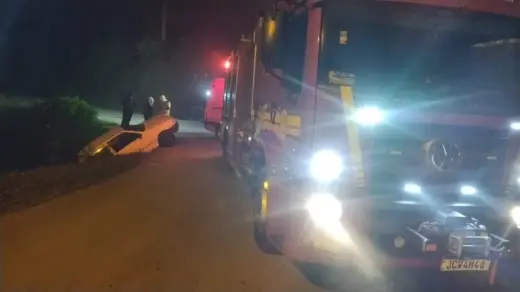 Carro cai em bueiro após saída de pista em Bento Gonçalves - Studio TV