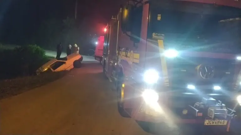 Carro cai em bueiro após saída de pista em Bento Gonçalves - Studio TV