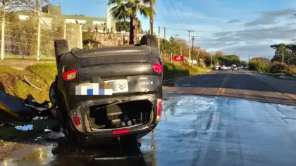 Carro capota e deixa dois feridos após colisão no Vale dos Vinhedos - Studio TV