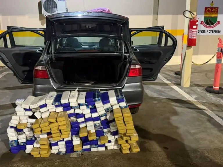 Carro com placas de Passo Fundo é flagrado com mais de 227 kg de maconha na SC-114 - Studio TV