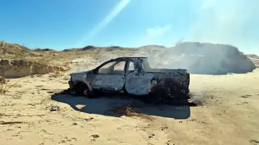 Carro com registro de furto e roubo é encontrado queimado na praia de Torres - Studio TV
