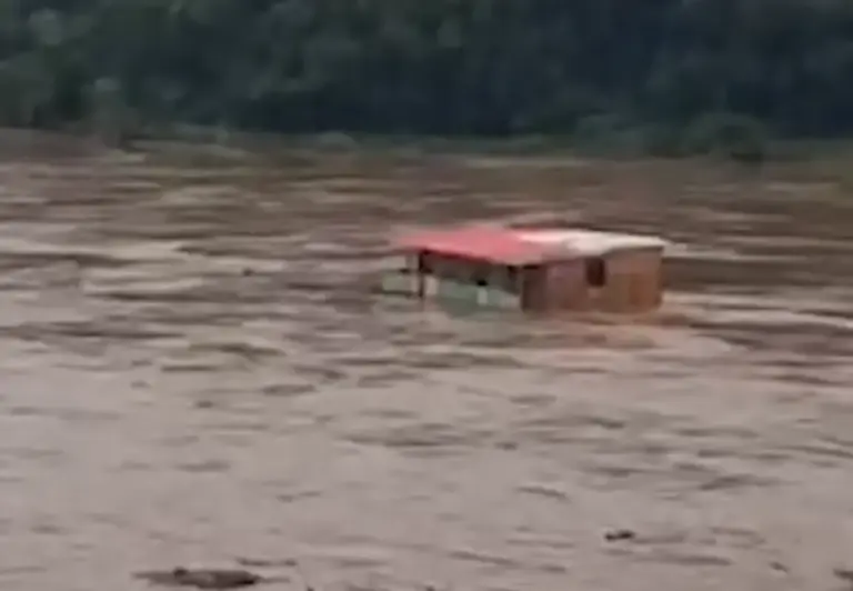 Casa levada pela correnteza no Rio das Antas estava vazia - Studio TV