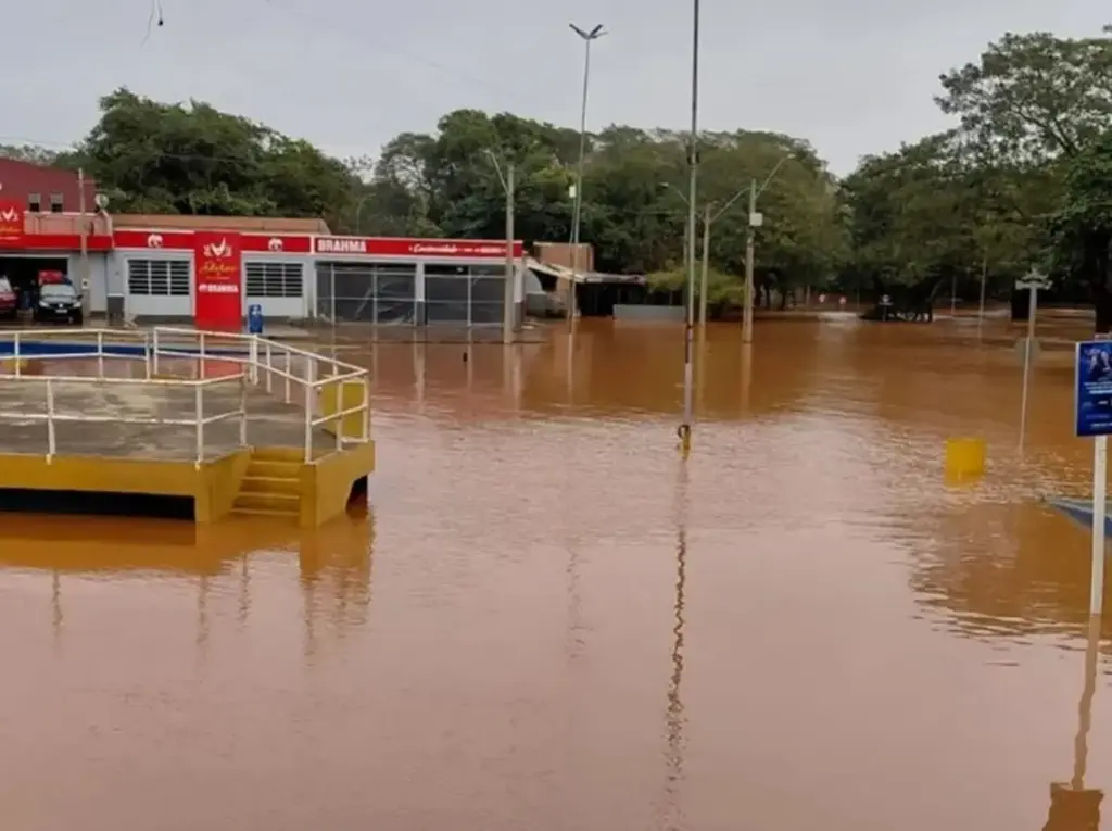 Chuva no RS: novo temporal deixa municípios com alagamentos, pessoas isoladas e rio acima da cota de inundação - Studio TV