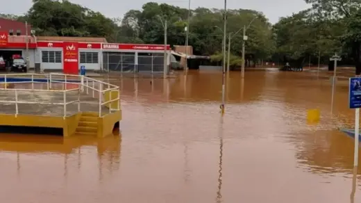 Chuva no RS: novo temporal deixa municípios com alagamentos, pessoas isoladas e rio acima da cota de inundação - Studio TV