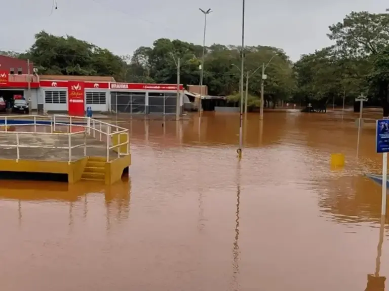 Chuva no RS: novo temporal deixa municípios com alagamentos, pessoas isoladas e rio acima da cota de inundação - Studio TV