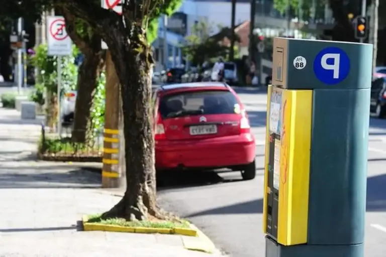 Cobrança do estacionamento rotativo aos sábados é retomada na Rua Sinimbu, em Caxias do Sul - Studio TV
