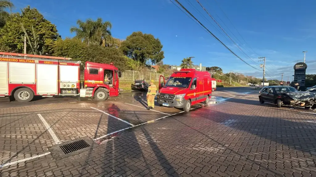Colisão com tombamento deixa duas pessoas feridas no Vale dos Vinhedos - Studio TV