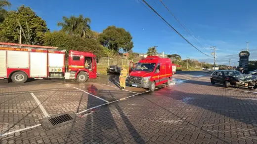 Colisão com tombamento deixa duas pessoas feridas no Vale dos Vinhedos - Studio TV