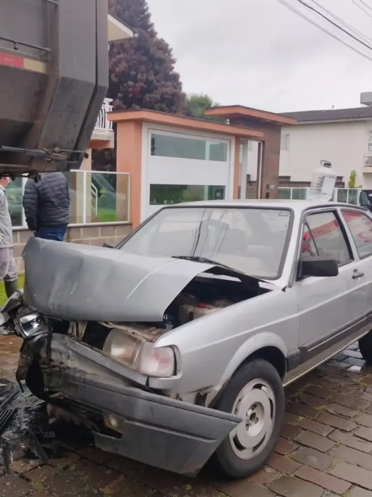 Colisão entre carro e caminhão deixa mulher ferida em Marau - Studio TV