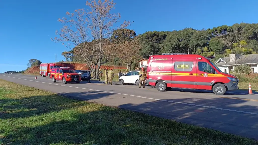 Colisão entre Chevrolet Captiva e VW SpaceFox mobiliza Bombeiros de Veranópolis - Studio TV