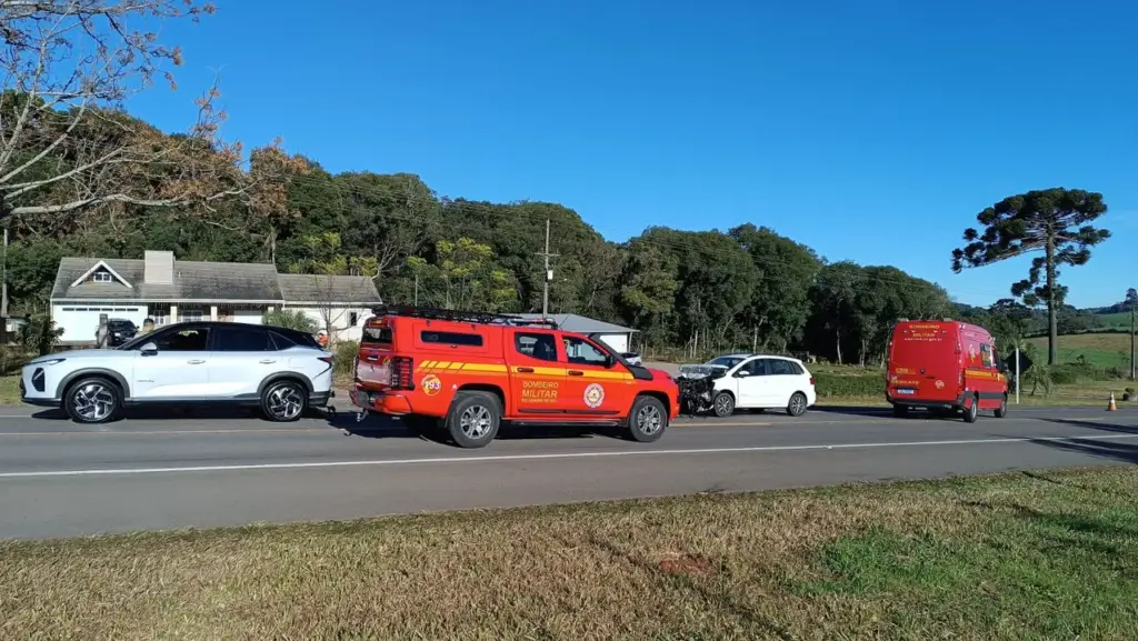 Colisão entre Chevrolet Captiva e VW SpaceFox mobiliza Bombeiros de Veranópolis - Studio TV