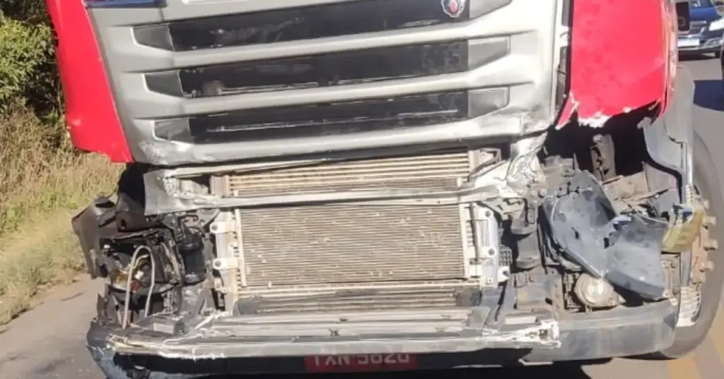 Colisão entre dois caminhões deixa apenas danos materiais na ERS-324 em Marau - Studio TV