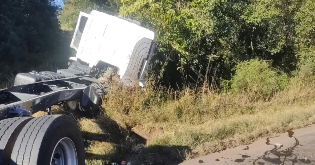 Colisão entre dois caminhões deixa apenas danos materiais na ERS-324 em Marau - Studio TV