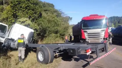 Colisão entre dois caminhões deixa apenas danos materiais na ERS-324 em Marau - Studio TV