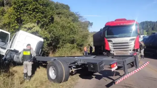 Colisão entre dois caminhões deixa apenas danos materiais na ERS-324 em Marau - Studio TV