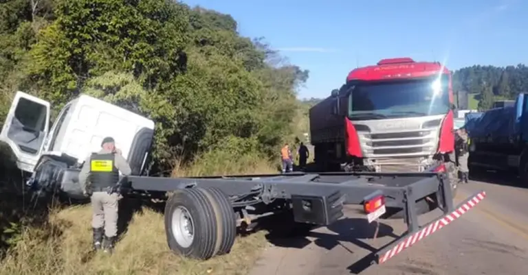 Colisão entre dois caminhões deixa apenas danos materiais na ERS-324 em Marau - Studio TV