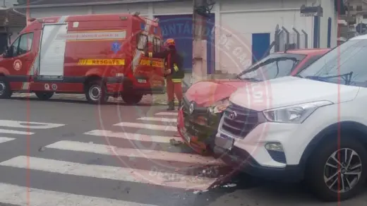 Colisão entre dois veículos é registrada no Centro de Garibaldi - Studio TV