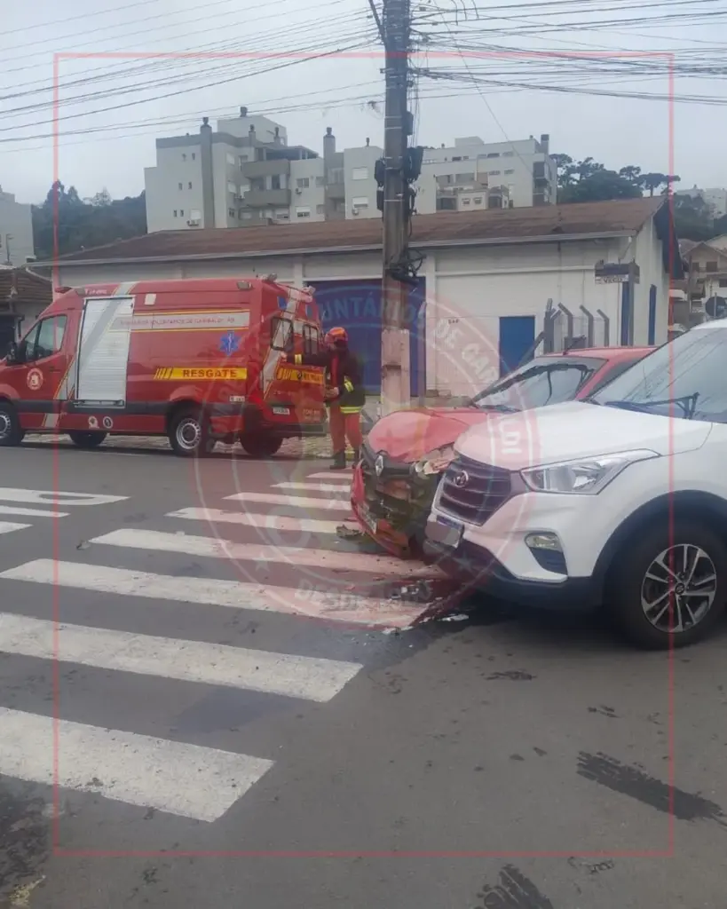Colisão entre dois veículos é registrada no Centro de Garibaldi - Studio TV