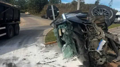 Colisão entre três veículos deixa jovem ferida na ERS-122, em Caxias do Sul - Studio TV