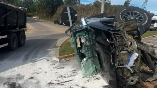 Colisão entre três veículos deixa jovem ferida na ERS-122, em Caxias do Sul - Studio TV