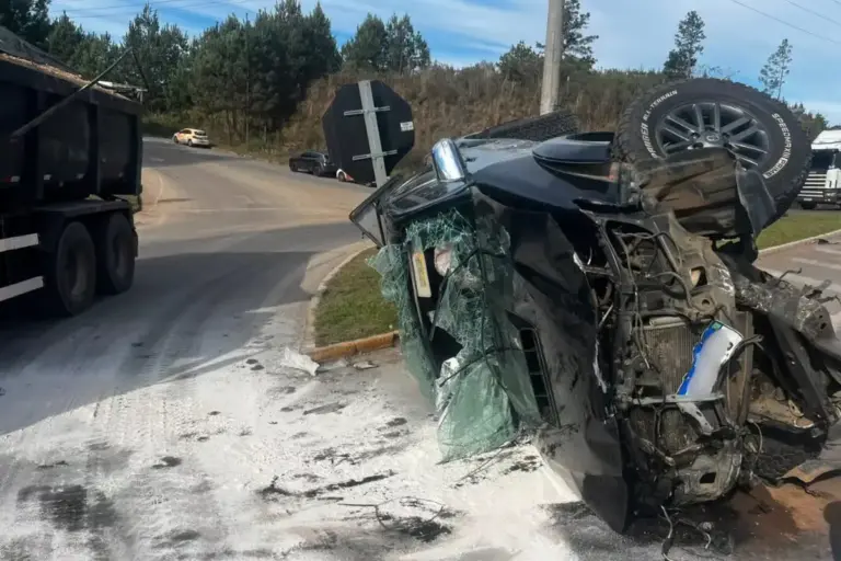 Colisão entre três veículos deixa jovem ferida na ERS-122, em Caxias do Sul - Studio TV