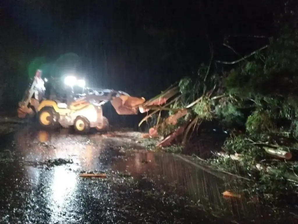 Cratera interdita rua e temporal acumula 200 milímetros em Guaporé - Studio TV