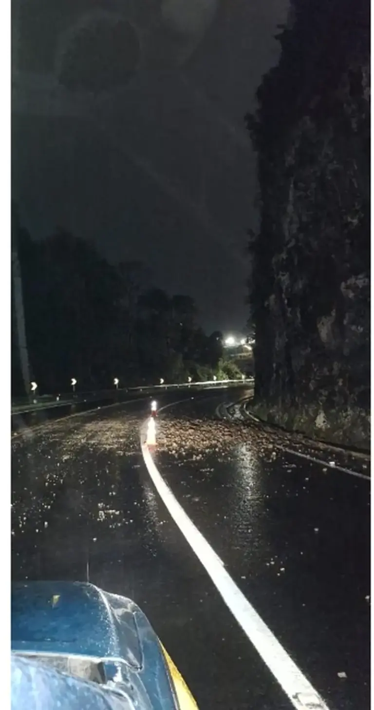 Deslizamento bloqueia parcialmente a BR-470 em Bento Gonçalves - Studio TV