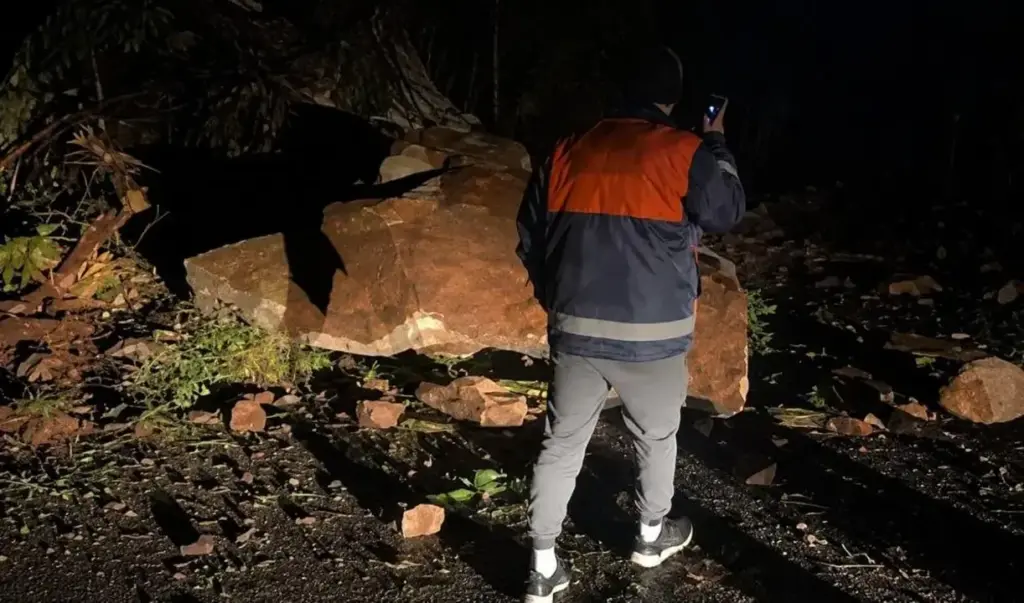 Deslizamento de pedras bloqueia estrada na Linha Buratti, em Bento Gonçalves - Studio TV