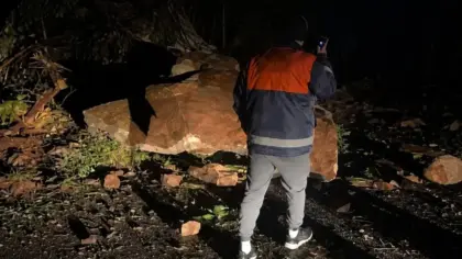 Deslizamento de pedras bloqueia estrada na Linha Buratti, em Bento Gonçalves - Studio TV