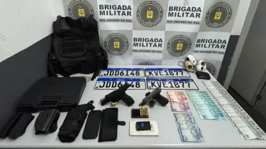 Dois homens são presos por porte ilegal de arma de fogo e receptação em Caxias do Sul - Studio TV