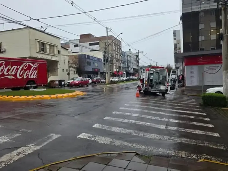 Duas jovens são atropeladas em faixa de segurança no centro de Guaporé - Studio TV