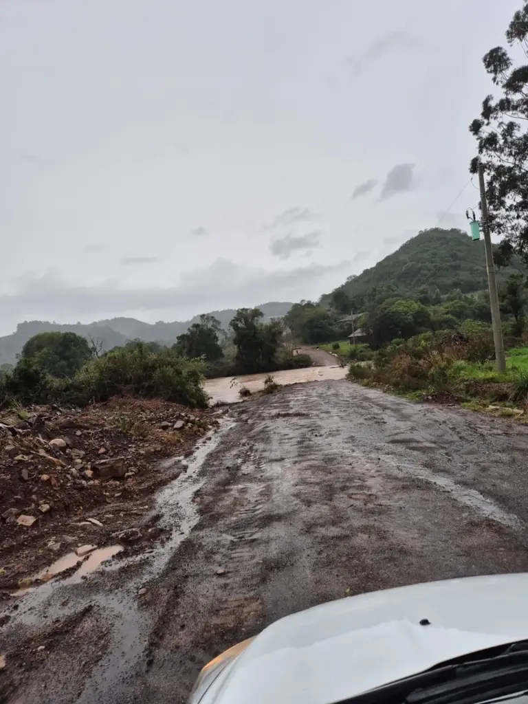 Duas rodovias estaduais são totalmente bloqueadas após chuvas no RS - Studio TV