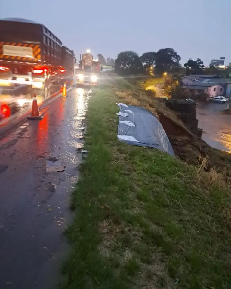 EGR adota medidas emergenciais após deslizamento na ERS-135, em Passo Fundo - Studio TV