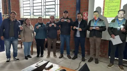 Encontro Técnico reúne produtores e marca entrega dos primeiros cartões do Programa Terra Forte em Veranópolis - Studio TV