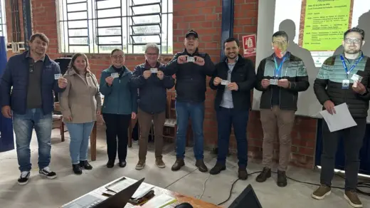 Encontro Técnico reúne produtores e marca entrega dos primeiros cartões do Programa Terra Forte em Veranópolis - Studio TV