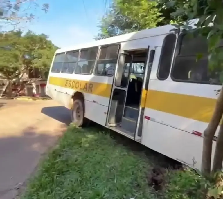 Engavetamento entre ônibus escolares mobiliza equipes de socorro em Novo Hamburgo - Studio TV