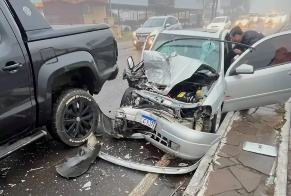 Engavetamento envolve três veículos na BR-116, em Caxias do Sul - Studio TV