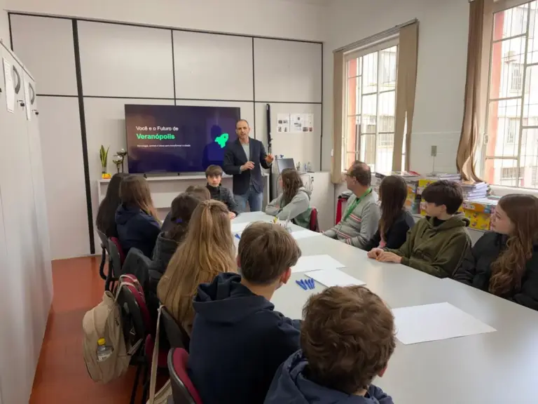 Estudantes apresentam propostas para o futuro da educação em Veranópolis - Studio TV