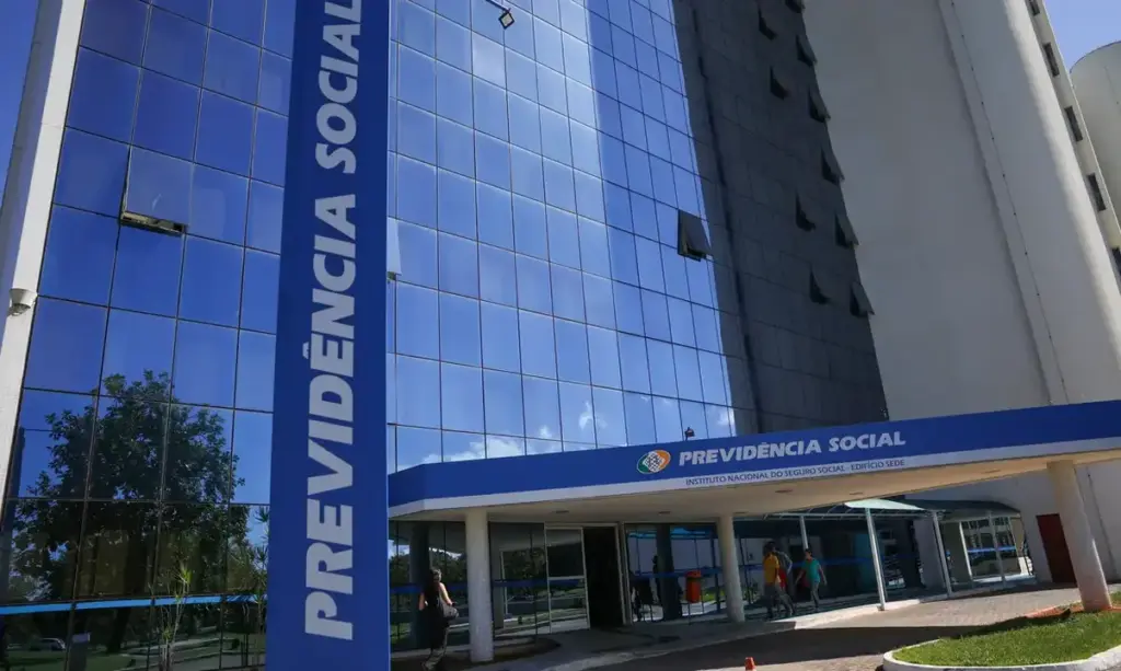 Fila do INSS atinge menor nível em 21 meses com 1,8 milhão de pedidos - Studio TV
