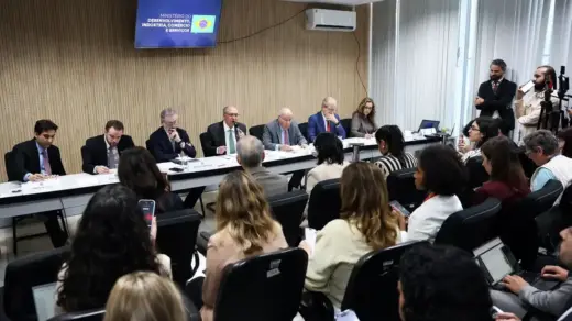 Governo anuncia novo plano de apoio a setores afetados pelo tarifaço dos Estados Unidos - Studio TV