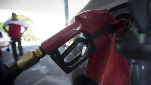Governo mantém desconto na gasolina após nova alta mundial do petróleo - Studio TV