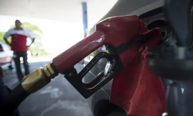 Governo mantém desconto na gasolina após nova alta mundial do petróleo - Studio TV