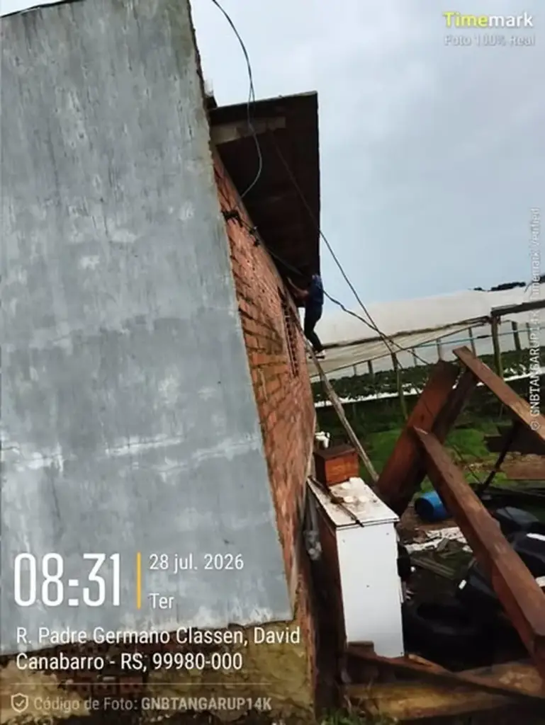 Granizo e ventos fortes causam danos em residências e propriedades em David Canabarro - Studio TV