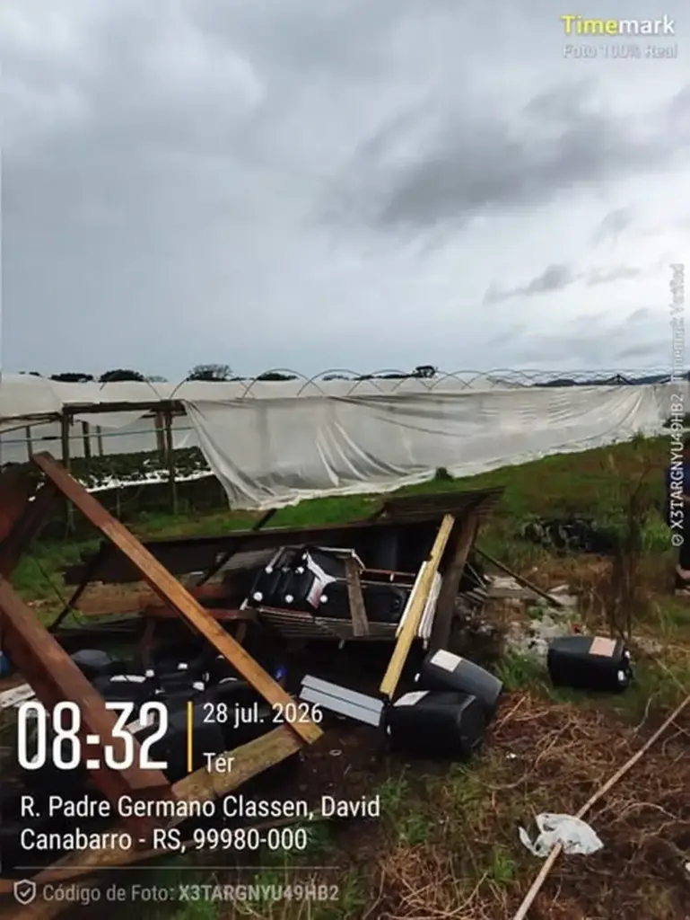 Granizo e ventos fortes causam danos em residências e propriedades em David Canabarro - Studio TV