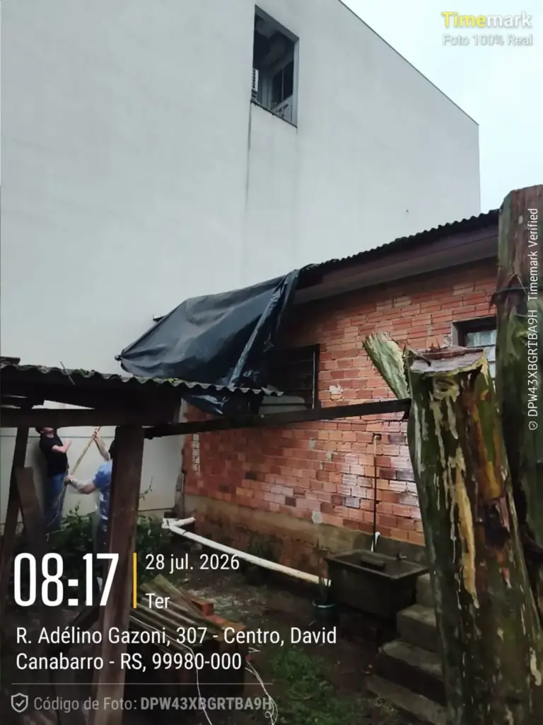 Granizo e ventos fortes causam danos em residências e propriedades em David Canabarro - Studio TV