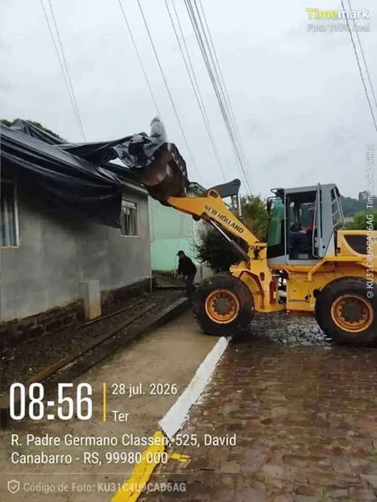 Granizo e ventos fortes causam danos em residências e propriedades em David Canabarro - Studio TV