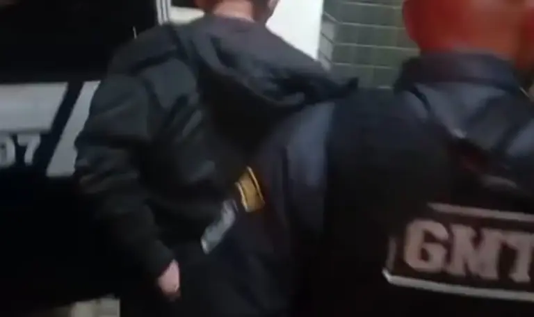 Homem é preso após assustar filhos enquanto companheira pedia medida protetiva no RS - Studio TV