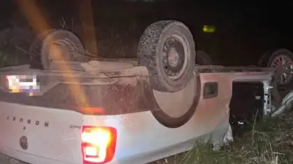 Idoso fica ferido após caminhonete sair da pista e capotar em estrada de Marau - Studio TV