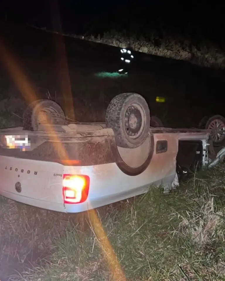 Idoso fica ferido após caminhonete sair da pista e capotar em estrada de Marau - Studio TV