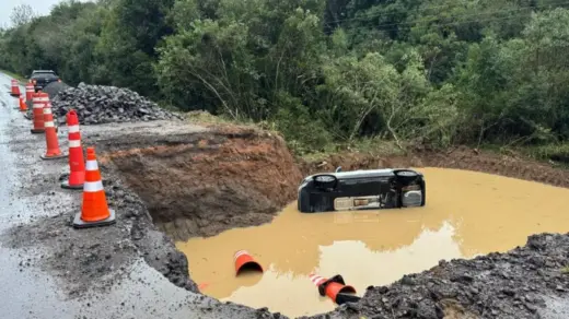 Idoso sai ileso após carro cair em buraco de obra na ERS-448, em Farroupilha - Studio TV